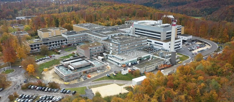 Das Klinikum Heidenheim umrahmt von herbstlichem Wald (Foto: SWR)