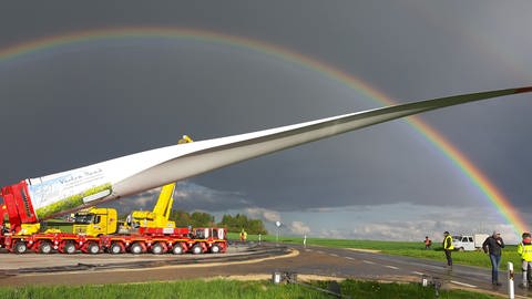 Ein Regenbogen begleitet das Aufstellen des Windrades für einen guten Zweck in Heidenheim (Foto: Erwin Schweizer)