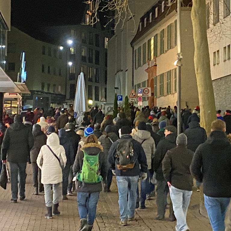 Hunderte Menschen haben sich Montagabend in Ulm zu einer Aktion gegen  Corona-Maßnahmen in der Stadtmitte getroffen. Für Ulms OB Gunter Czisch sind derartige "Spaziergänge" Demonstrationen, die angemeldet werden müssten. (Foto: SWR, Frank Wieser)