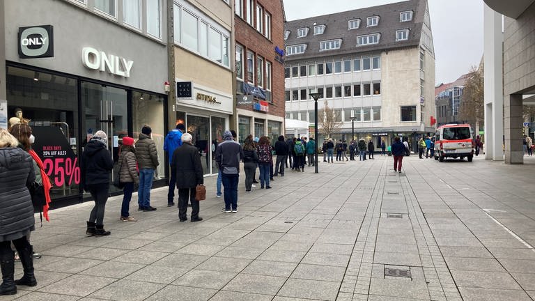 Impfwillige standen am Sonntagvormittag vor dem Stadthaus in Ulm an. (Foto: SWR, Isabella Hafner)