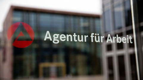 Ein Eingangsschild zu einer Agentur für Arbeit am Tag der neuen Arbeitsmarktzahlen aus Ulm und Aalen (Foto: dpa Bildfunk, picture alliance/Daniel Karmann/dpa)