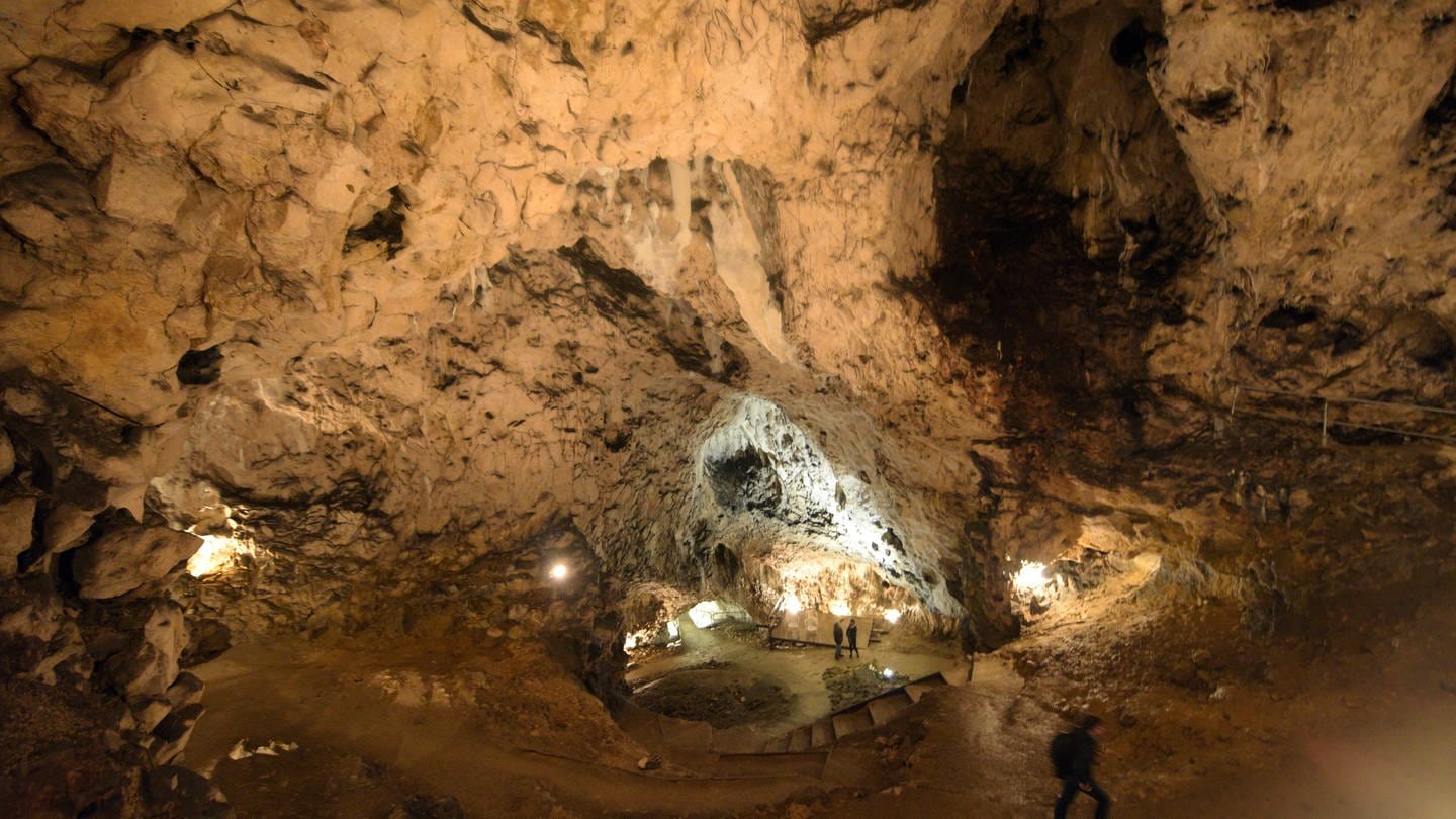Besucher gehen durch die Höhle 