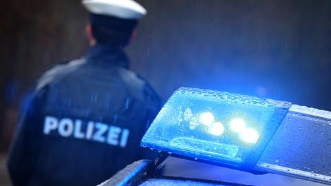 Polizist im Einsatz und Blaulicht (Foto: dpa Bildfunk, Symbolbild / dpa / Karl Josef Hildenbrand)