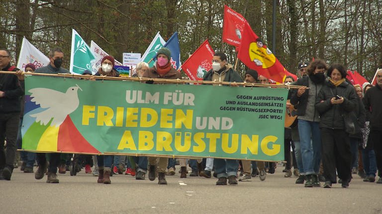 Die Friedensaktivisten zogen dann in die Ulmer Innenstadt. (Foto: SWR, Timo Staudacher)