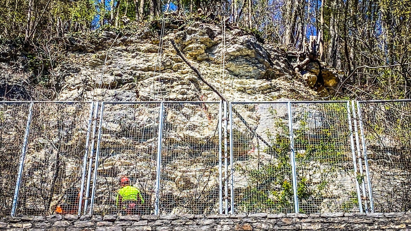 Am Drackensteiner Hang auf der A8 haben Experten damit begonnen, einen Felsen zu sichern. (Foto: SWR, Uli Zwerenz)
