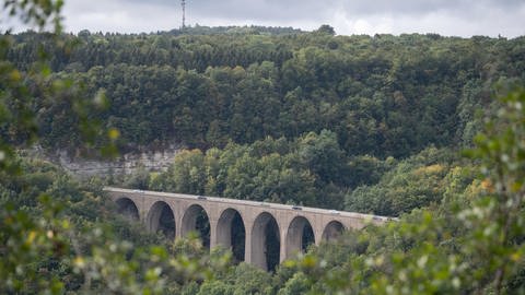 Auf der Strecke der A8 gibt es unter anderem die charakteristische Drachenlochbrücke mit zehn Bögen. (Archivbild) (Foto: dpa Bildfunk, picture alliance/dpa | Marijan Murat)