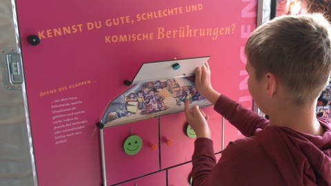 Die Kinder markieren an einem Abbildung, wo sie welche Berührungen angebracht finden. Das Projekt soll in Heidenheim Kinder vor Missbrauch schützen (Foto: SWR)