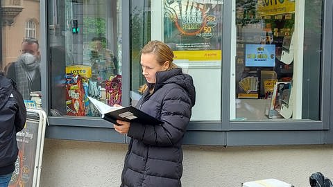 Dreharbeiten der ARD in Ulm an einer Kreuzung neben einem Kiosk (Foto: SWR)