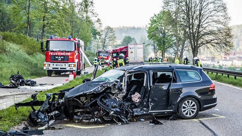 Feuerwehr an Unfallstelle: Ein Autofahrer ist bei einem Frontalzusammenstoß auf der B19 nahe Königsbronn gestorben. (Foto: Markus Brandhuber)