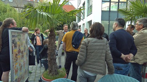 Treffen von Anwohnerinnen und Anwohner sowie Geschäftsleute am Lederhof (Foto: SWR, Timo Staudacher)