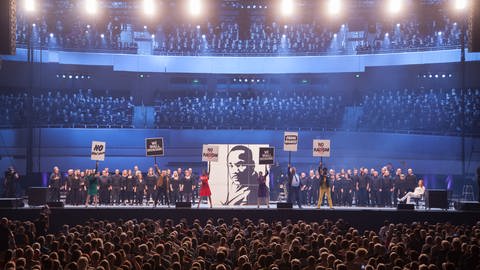 Hunderte Menschen stehen um eine Bühne. Das Chormusical "Martin Luther King" wird in Dortmund 2019 aufgeführt. (Foto: Stiftung Creative Kirche)