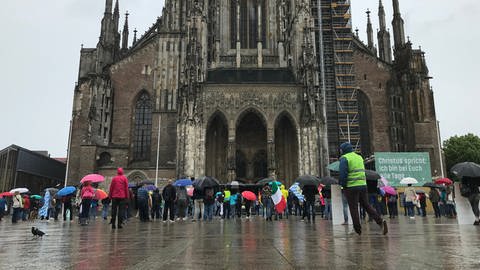  In Ulm kamen unter anderem auf dem Münsterplatz rund 150 Teilnehmer zu einer Demonstration für Grundrechte zusammen.  (Foto: SWR, Volker Wüst)