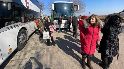 Flüchtlinge aus der Ukraine stehen vor Bussen in Elchingen. (Foto: SWR, Timo Staudacher)