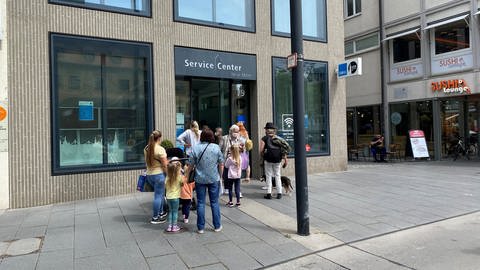 Mehrere Menschen warten vor dem Ulmer Service-Center SWU-Traffiti. (Foto: SWR, Maja Nötzel)