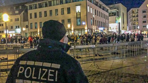 Polizei in Ulm begleitet Corona-Protest-Aktionen und Gegendemonstrationen (Foto: SWR)