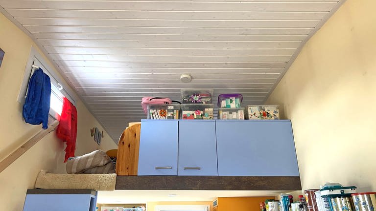 Leben in einem Tiny House: Antonie Neumann wohnt auf engstem Raum - der Schrank im Schlafbereich bietet Stauraum bis zur Decke. (Foto: SWR, Katja Stolle-Kranz)