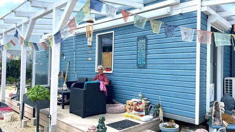 Leben in einem Tiny House: Antonie Neumann wohnt auf engstem Raum - die Terrasse mit Aussicht auf Kirche und Kindergarten ist ihr Lieblingsplatz. (Foto: SWR, Katja Stolle-Kranz)