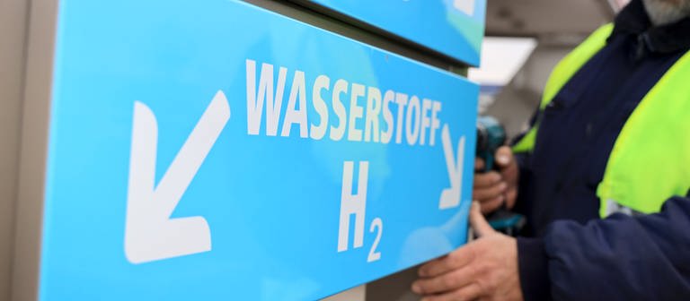 Hinweisschild an einer Wasserstofftankstelle: In Schwäbisch Gmünd entsteht eine Anlage zur Produktion von Wasserstoff. (Foto: dpa Bildfunk, picture alliance/dpa | Peter Gercke)
