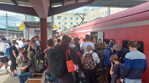 Das 9-Euro-Ticket sorgt auch am Pfingstmontag für teils übervolle Regionalzüge im Bahnhof Ulm. (Foto: SWR)