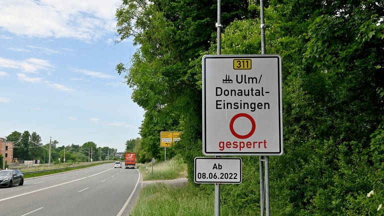 Schild an der B 311:  Der Fahrbahnbelag der Bundesstraße 311 zwischen Ulm-Donautal und Ulm-Einsingen wird saniert und ist in beide Richtungen gesperrt. (Foto: Thomas Heckmann)