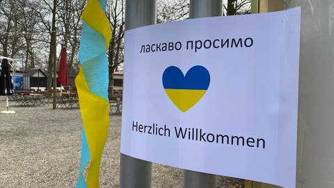 Ein Zettel mit einem blau-gelben Herzen und Herzlich Willkommen: für Flüchtlinge aus der Ukraine in Ulm (Foto: SWR, Sarah Umla)
