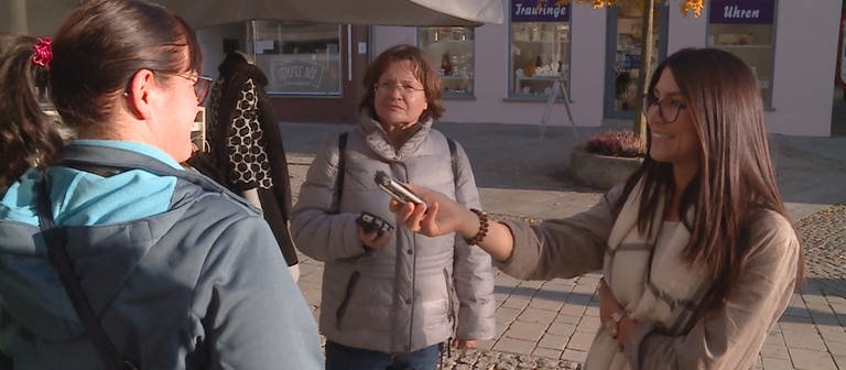 Bürgerinnen interviewen Bürgerinnen: Lucia Mohr und Sivani Rana aus Ehingen (Alb-Donau-Kreis) machen für ihren Podcast "Wohnen und Bauen" eine Umfrage auf der Straße und zeichnen die Antworten einer Passantin auf.  (Foto: SWR, Frank Wiesner)