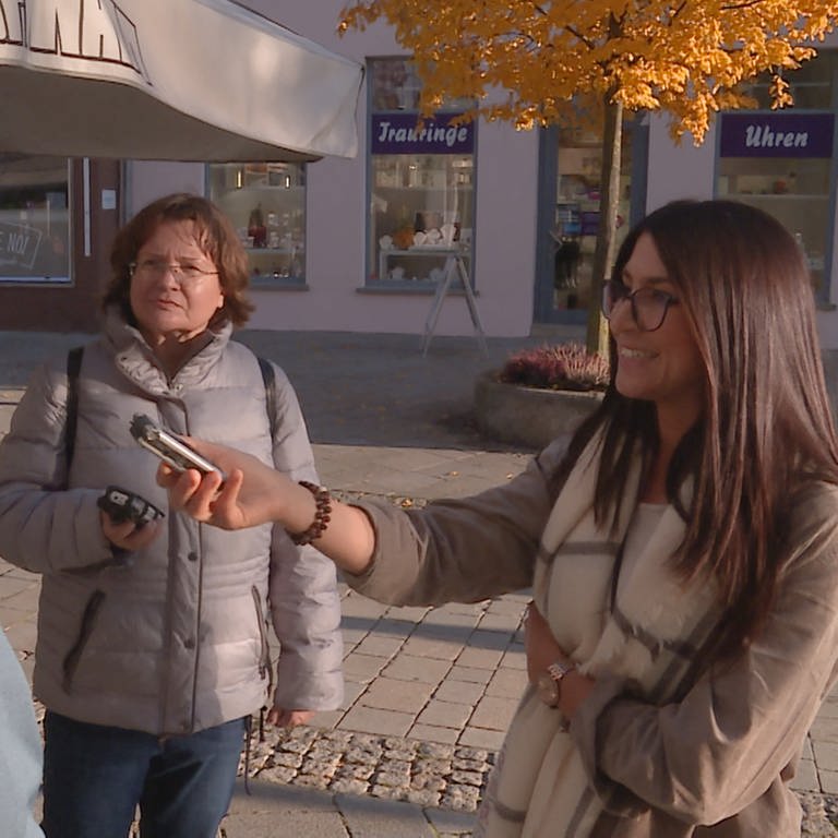 Bürgerinnen interviewen Bürgerinnen: Lucia Mohr und Sivani Rana aus Ehingen (Alb-Donau-Kreis) machen für ihren Podcast "Wohnen und Bauen" eine Umfrage auf der Straße und zeichnen die Antworten einer Passantin auf.  (Foto: SWR, Frank Wiesner)