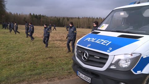 Polizeibeamte auf einem Feld: Am Donnerstag wurde der Fundort einer Leiche bei Amstetten erneut auf Spuren hin untersucht (Foto: SWR)