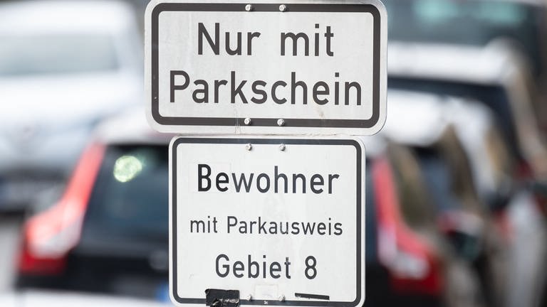 Schild für Anwohnerparken vor parkenden Autos (Foto: dpa Bildfunk, picture alliance/dpa Marijan Murat)