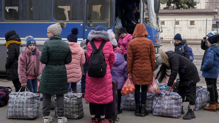 Ukrainische Flüchtlinge steigen in einen Bus (Foto: dpa Bildfunk, picture alliancedpa/AP  Vadim Ghirda)