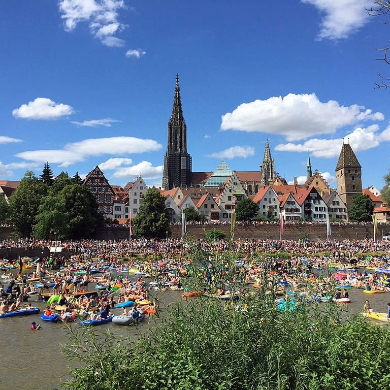 Tausende Menschen am Schwörmontag auf der Donau in Ulm beim Nabada (Foto: SWR)
