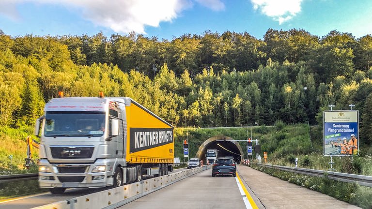 Autos und Lkw fahren auf der Autobahn durch einen Tunnel (Foto: SWR, Jasmin Wüst)