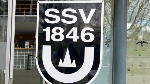 SSV 1846 Logo hängt an der Geschäftsstelle in Ulm (Foto: SWR, Uli Zwerenz)