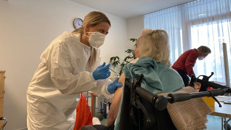 Eine Ärztin setzt einer alten Frau eine Spritze in den Arm  (Foto: SWR, Maren Haring)