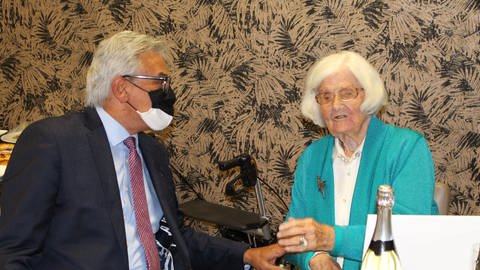 Oberbürgermeister Gunter Czisch gratuliert der ältesten Bürgerin det Stadt Ulm, Änne Matschewsky, zum 108. Geburtstag (Foto: SWR, Monika Götz)