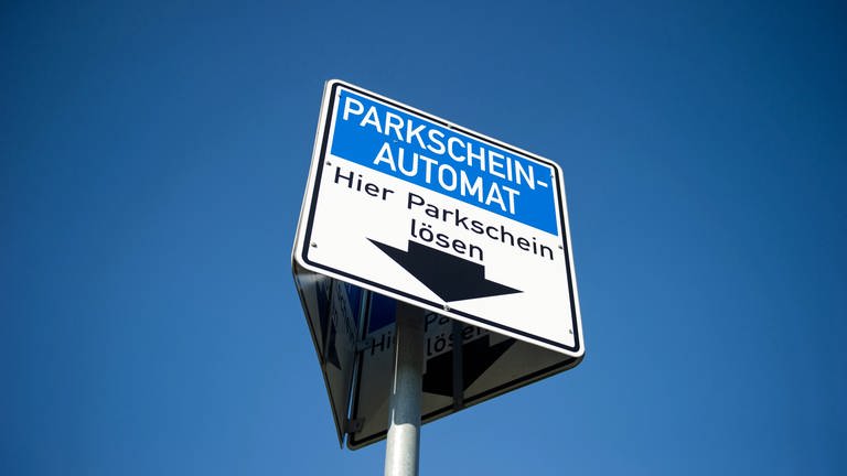 Das Parken in Ulm an öffentlichen Straßen und Plätzen wird ab September teurer und kostet überall gleich viel. Die Stadt verfolgt mit der Preiserhöhung vor allem ein Ziel.