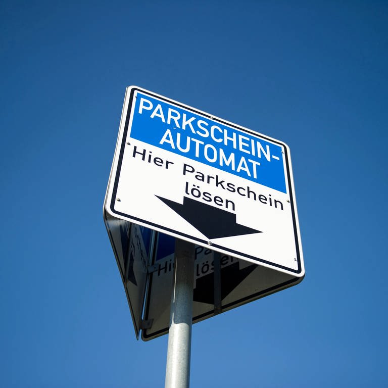 Das Parken in Ulm an öffentlichen Straßen und Plätzen wird ab September teurer und kostet überall gleich viel. Die Stadt verfolgt mit der Preiserhöhung vor allem ein Ziel. (Foto: dpa Bildfunk, picture alliance dpa dpa-Zentralbild Stefan Sauer)