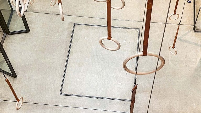 Hängende, teils überdimensionale Turnringe im Lichthof des Museums Ulm (Foto: Museum Ulm, Pressestelle / Oleg Kauz, VG Bild-Kunst)