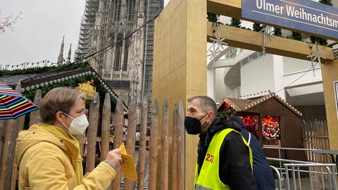 In Ulm ist am Montagmorgen der Weihnachtsmarkt auf dem Münsterplatz eröffnet worden.  (Foto: SWR, Yannick Lipinski)