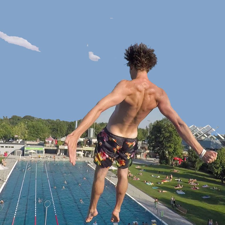 Junger Mann in Badehose springt von einem Sprungturm ins Wasserbecken (Foto: SWR)