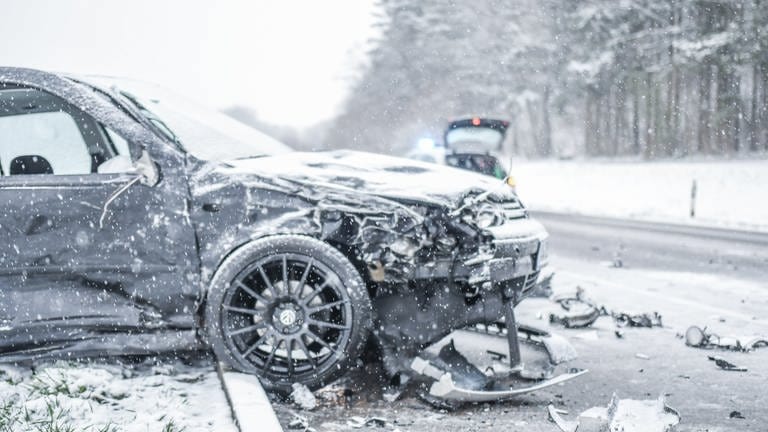 Verschneite Landschaft, im Vordergrund ein Auto mit Unfallschäden: Die B29 war am Samstagmorgen nach einem Frontalzusammenstoß bei Schwäbisch Gmünd zwei Stunden gesperrt. (Foto: onw-images)