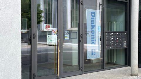 Ein Eingang mit großer Glastür: Die Beratungsstelle der Diakonie in Ulm berät Schuldnerinnen und Schuldner (Foto: SWR, Maren Haring)