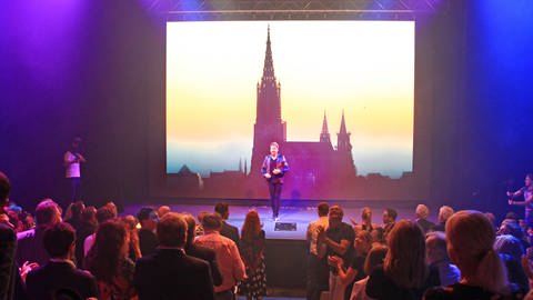 Florian Zimmer steht auf der Bühne: Eröffnung Magie-Theater von Florian Zimmer in Neu-Ulm (Foto: Florian Zimmer)