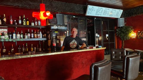 Inhaber des Kulturbetriebs Eden, Klaus Erb, steht hinter der Bar in seinem geschlossenen Club in Ulm.  (Foto: SWR, Hannah Schulze)