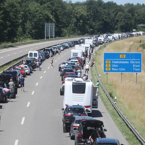 Bei sommerliche Hitze standen die Autofahrer auf der B28 in Richtung Ulm nach dem Unfall im Stau (3.7.). (Foto: z-Media / Ralf Zwiebler)
