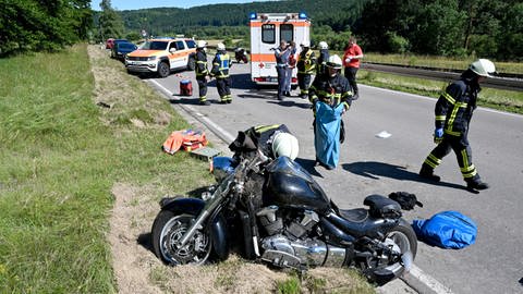 Ein 62-Jähriger ist bei einem Motorradunfall auf der B28 zwischen Blaustein und Blaubeuren (Alb-Donau-Kreis) schwer verletzt worden.  (Foto: Thomas Heckmann)