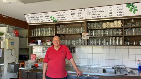 Seit 35 Jahren Kioskverkäufer am Baggersee in Neu-Ulm-Ludwigsfeld - Werner Lachmann ist auch der "Koch" im Imbiss. (Foto: SWR, Katja Stolle-Kranz)