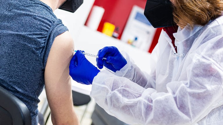 Eine Person wird zum vierten Mal mit dem Corona-Impfstoff geimpft (Foto: dpa Bildfunk, picture alliance/dpa | Moritz Frankenberg)