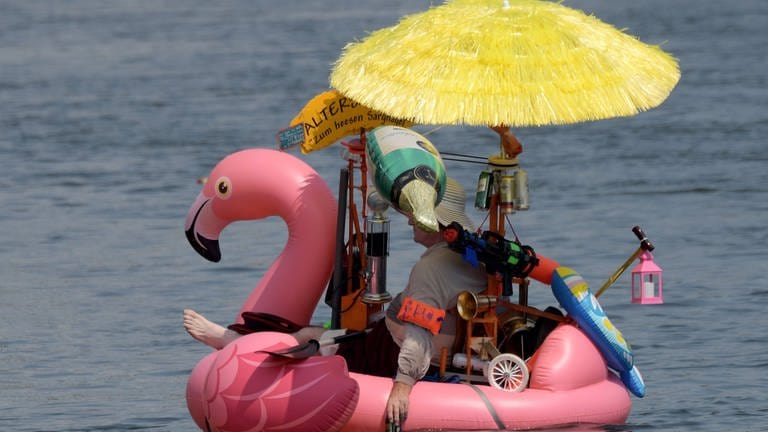 Ein Mann sitzt auf einem aufblasbaren Flamingo und entspannt auf der Donau beim Nabada in Ulm (Foto: dpa Bildfunk, Stefan Puchner)