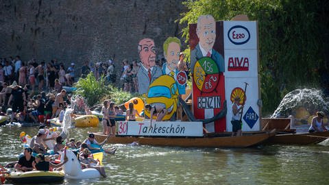 Nach zwei Jahren Pause fand in Ulm am traditionellen Stadtfeiertag, dem Schwörmontag, wieder das traditionelle Nabada auf der Donau statt (Foto: dpa Bildfunk, Picture Alliance)